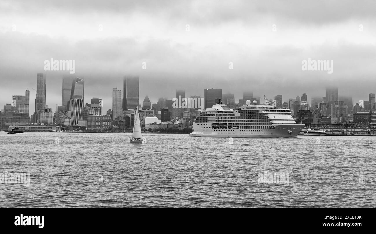 Cruise ship Regent Navigator sailing next Manhattan in New York ...