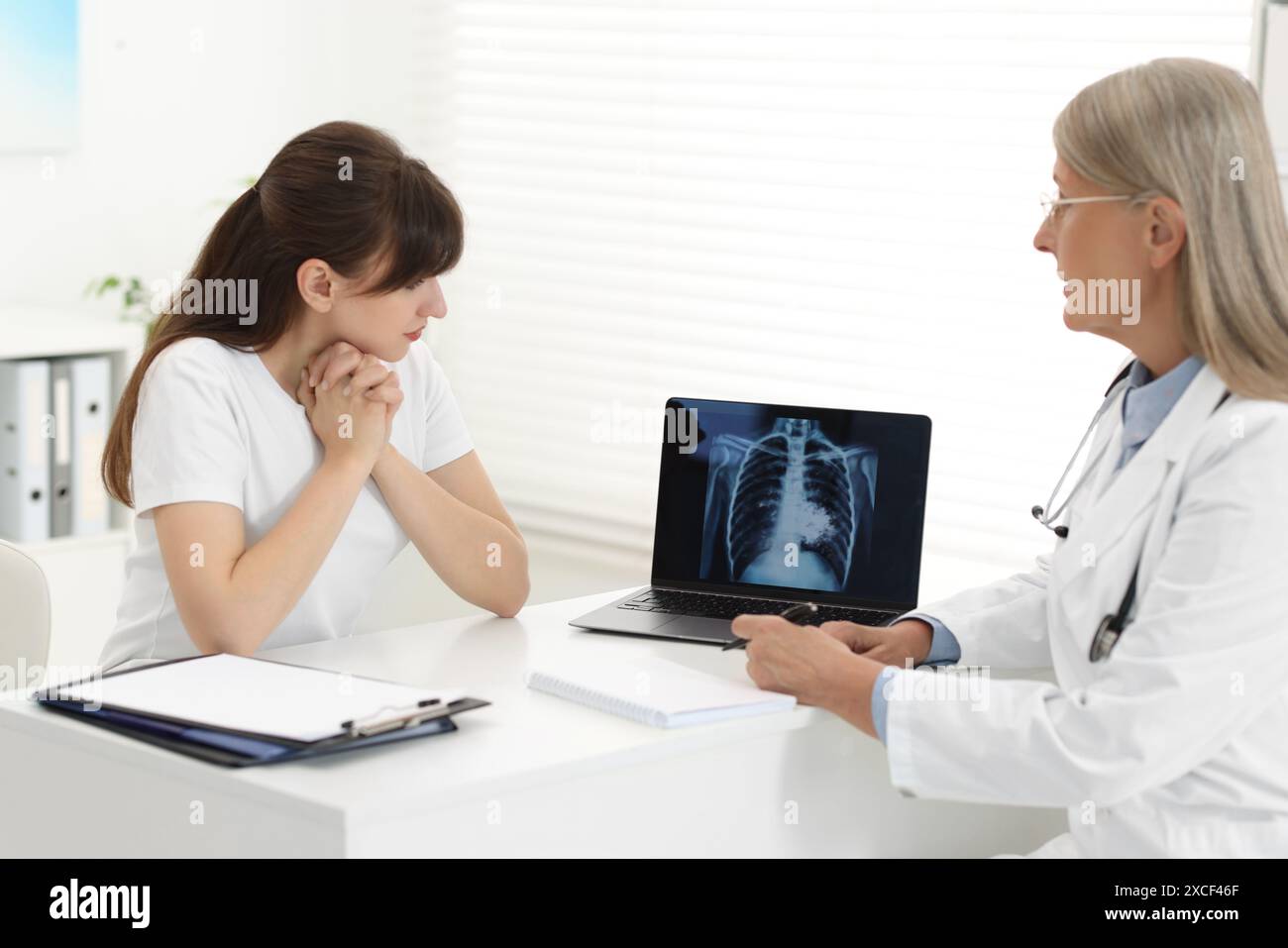 Chest x ray showing lung cancer hi-res stock photography and images - Alamy