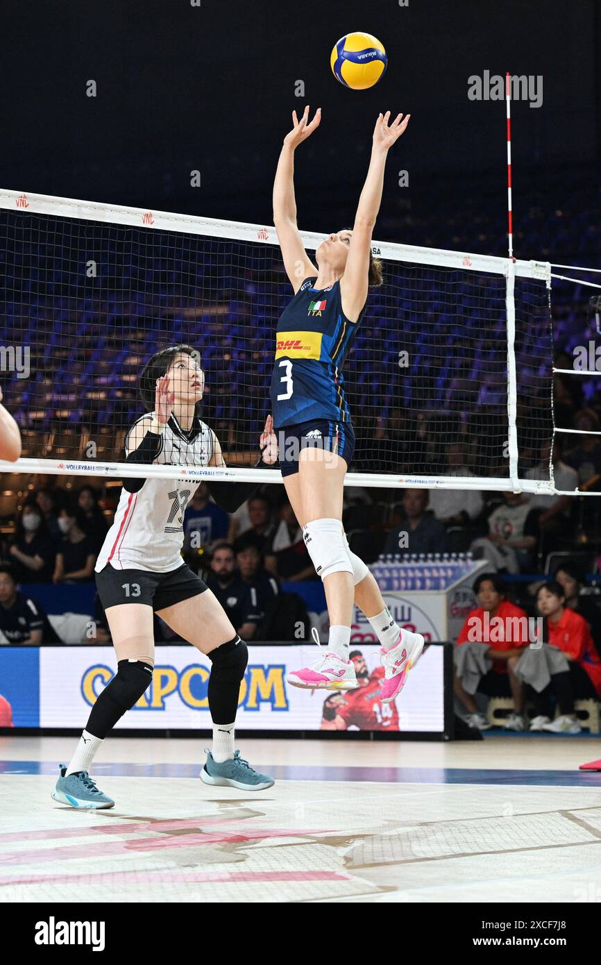 West Japan General Exhibition Center, Fukuoka, Japan. 14th June, 2024. (L-R) Jeongah Park (KOR), Carlotta Cambi (ITA), JUNE 14, 2024 - Volleyball : FIVB Volleyball Nations League 2024 Women's Preliminary Round between Italy 3-0 South Korea at West Japan General Exhibition Center, Fukuoka, Japan. Credit: MATSUO.K/AFLO SPORT/Alamy Live News Stock Photo
