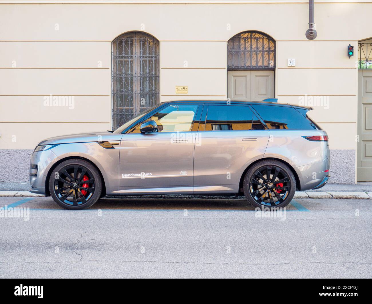 Range rover suv side view hi-res stock photography and images - Alamy