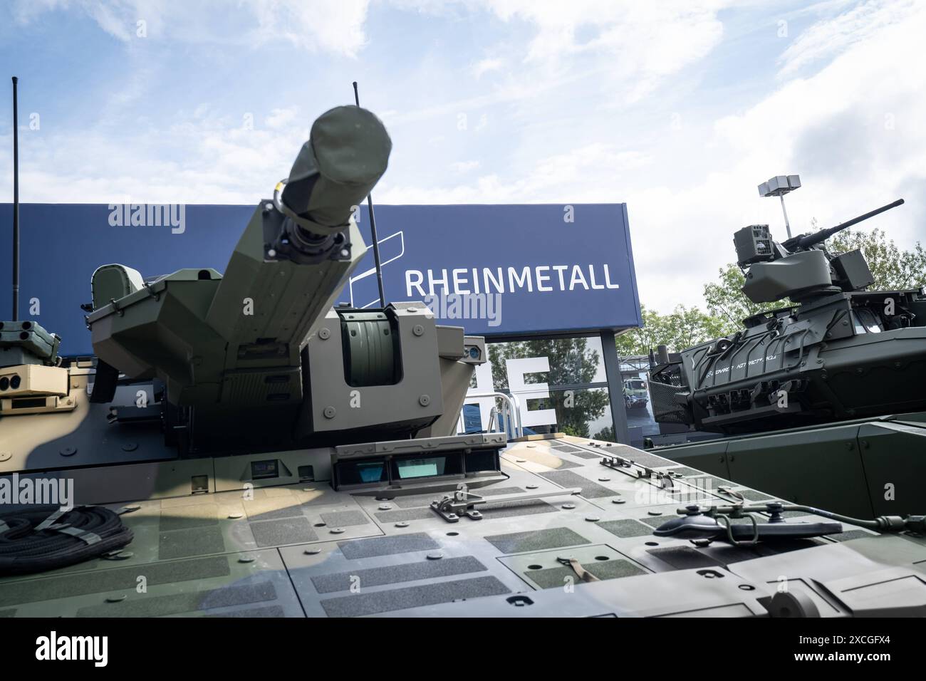 Eurosatory 2024 Rüstungsmesse Paris Frankreich Messestand der Firma RheinmetallEurosatory 2024 Rüstungsmesse Paris Frankreich Messestand der Firma Rheinmetall, Villepinte Seine-Saint-Denis 93 France Parc des expositions Paris Nord *** Eurosatory 2024 Armaments Fair Paris France Rheinmetall booth Eurosatory 2024 Armaments Fair Paris France Rheinmetall booth, Villepinte Seine Saint Denis 93 France Parc des expositions Paris Nord Stock Photo