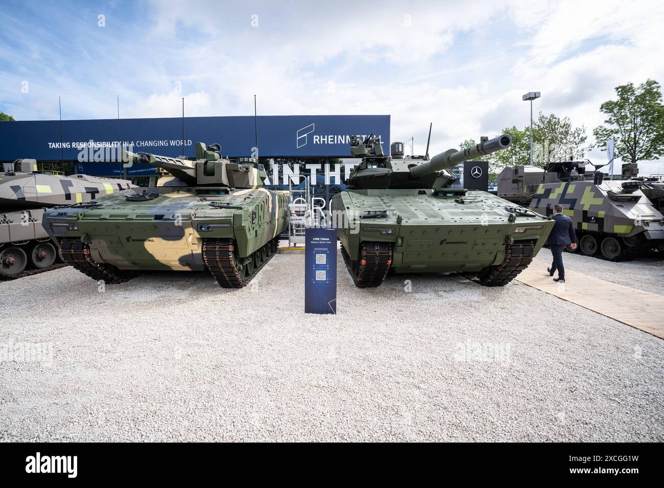 Eurosatory 2024 Rüstungsmesse Paris Frankreich Messestand der Firma RheinmetallEurosatory 2024 Rüstungsmesse Paris Frankreich Messestand der Firma Rheinmetall, Villepinte Seine-Saint-Denis 93 France Parc des expositions Paris Nord *** Eurosatory 2024 Armaments Fair Paris France Rheinmetall booth Eurosatory 2024 Armaments Fair Paris France Rheinmetall booth, Villepinte Seine Saint Denis 93 France Parc des expositions Paris Nord Stock Photo