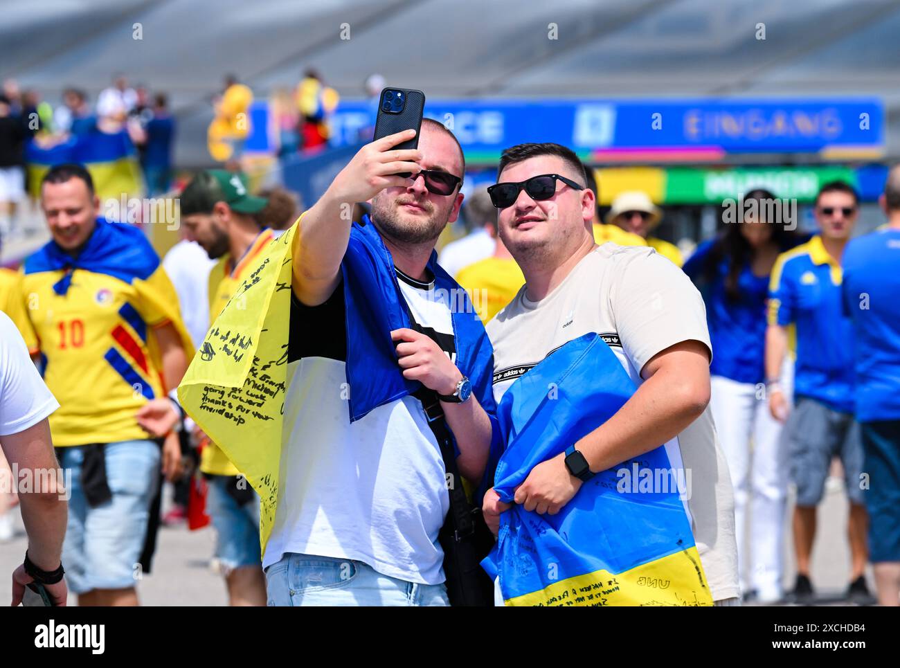 Fans der Ukraine, UEFA EURO 2024 - Group E, Romania vs Ukraine, Fussball Arena Muenchen am 17. June 2024 in Muenchen, Deutschland. Foto von Silas Schueller/DeFodi Images Fans of Ukraine, UEFA EURO 2024 - Group E, Romania vs Ukraine, Munich Football Arena on June 17, 2024 in Muenchen, Germany. Photo by Silas Schueller/DeFodi Images Defodi-738 738 ROUUKR 20240617 120 *** Fans of Ukraine, UEFA EURO 2024 Group E, Romania vs Ukraine, Munich Football Arena on June 17, 2024 in Munich, Germany Photo by Silas Schueller DeFodi Images Fans of Ukraine, UEFA EURO 2024 Group E, Romania vs Ukraine, Munich Fo Stock Photo