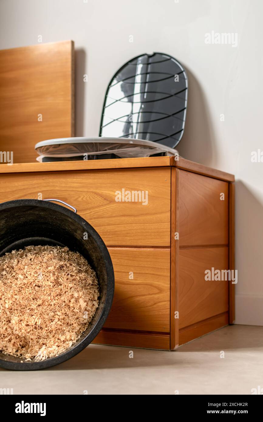 Dry toilet and washable wipe, water saving, compostable, wood chips