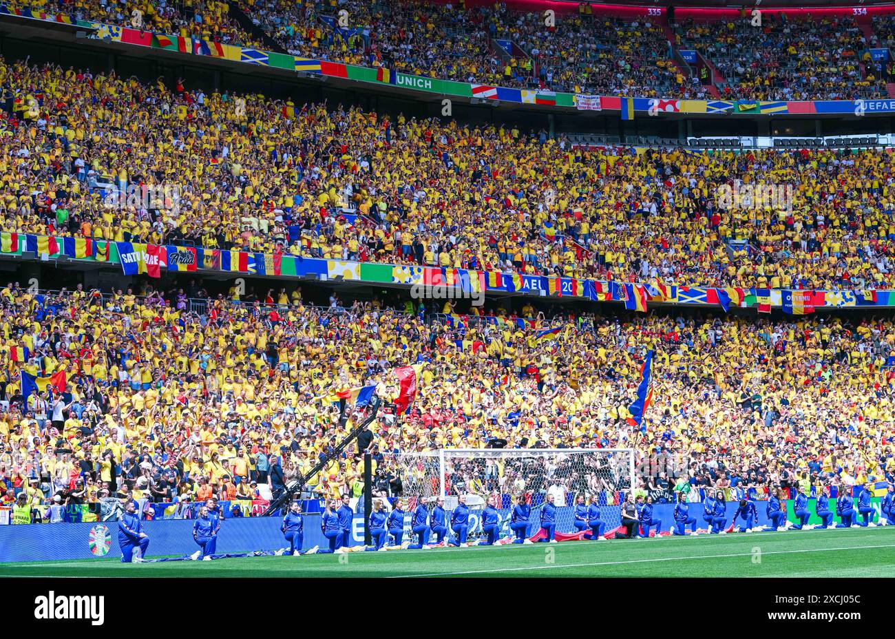 Fans von Rumaenien waehrend des Spiels der UEFA EURO 2024 - Gruppe E zwischen Rumänien und Ukraine, Fussball Arena München am 17. June 2024 in München, Deutschland. Foto von Silas Schueller/DeFodi Images Fans of Romania during the UEFA EURO 2024 - Group E match between Romania and Ukraine at Munich Football Arena on June 17, 2024 in Munich, Germany. Photo by Silas Schueller/DeFodi Images Defodi-738 738 ROUUKR 20240617 151 *** Fans of Romania during the UEFA EURO 2024 Group E match between Romania and Ukraine, Munich Football Arena on June 17, 2024 in Munich, Germany Photo by Silas Schueller De Stock Photo