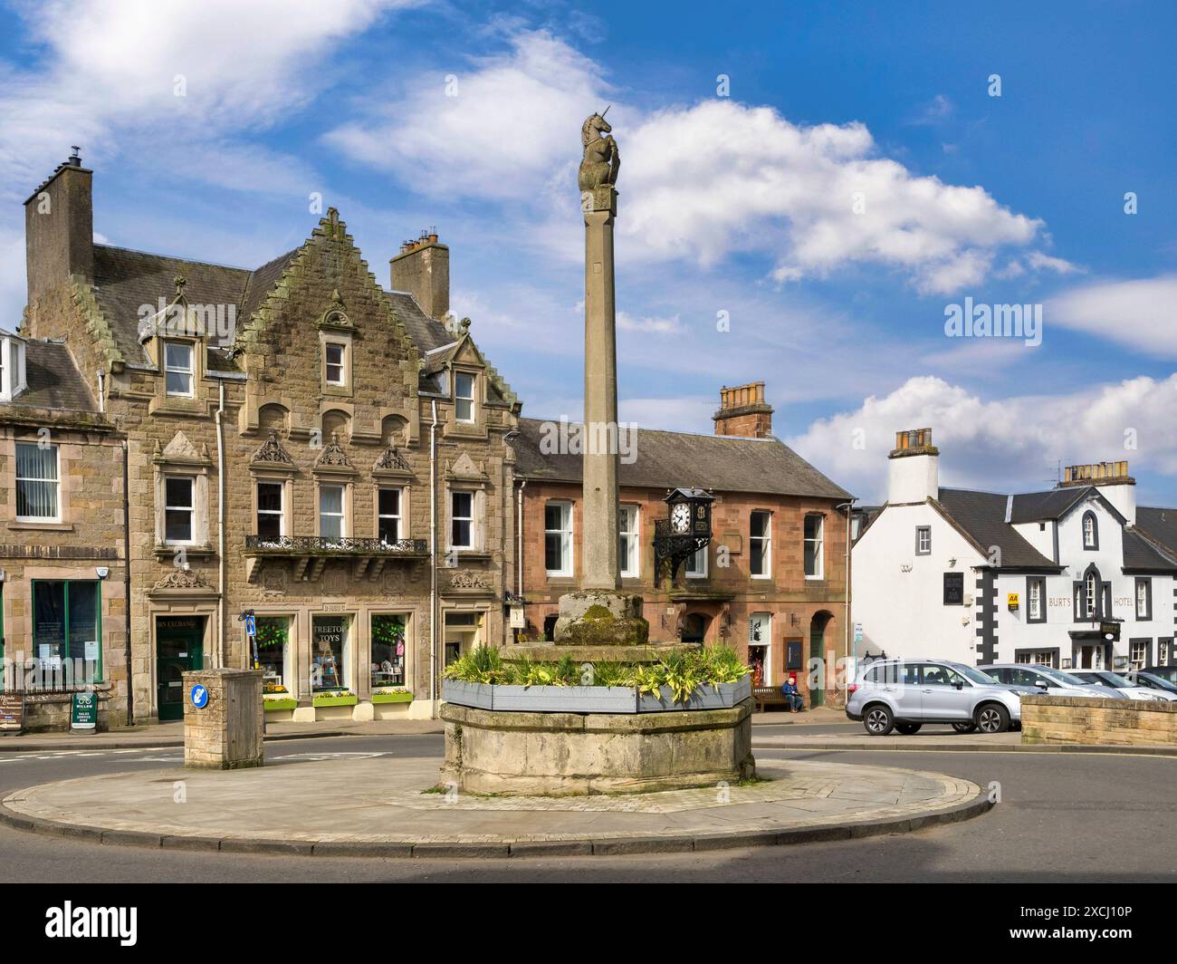 9 May 2024: Melrose, Scottish Borders, Scotland, UK - Market Square, with Mercat Cross topped by a unicorn, the national animal of Scotland. To the... Stock Photo