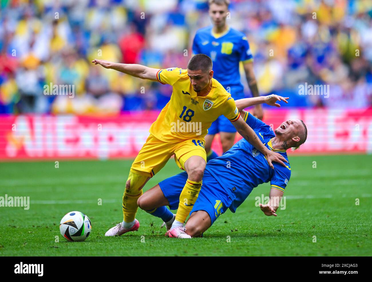 Mykhailo Mudryk Ukraine und Razvan Marin Romania im Zweikampf, UEFA EURO 2024 - Group E, Romania vs Ukraine, Fussball Arena Muenchen am 17. June 2024 in Muenchen, Deutschland. Foto von Silas Schueller/DeFodi Images Mykhailo Mudryk Ukraine und Razvan Marin Romania battle for the ball, UEFA EURO 2024 - Group E, Romania vs Ukraine, Munich Football Arena on June 17, 2024 in Muenchen, Germany. Photo by Silas Schueller/DeFodi Images Defodi-738 738 ROUUKR 20240617 246 *** Mykhailo Mudryk Ukraine and Razvan Marin Romania in a duel, UEFA EURO 2024 Group E, Romania vs Ukraine, Munich Football Arena on J Stock Photo