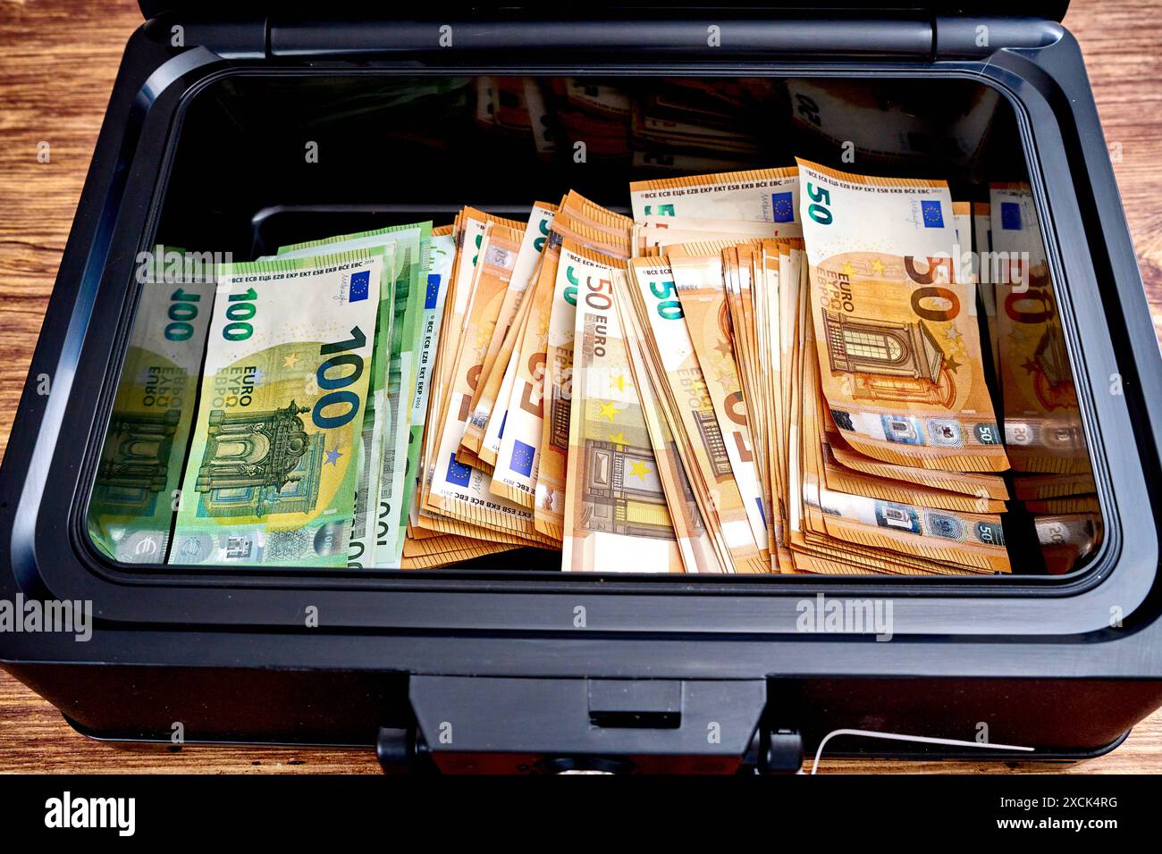Tresorkoffer hires stock photography and images Alamy