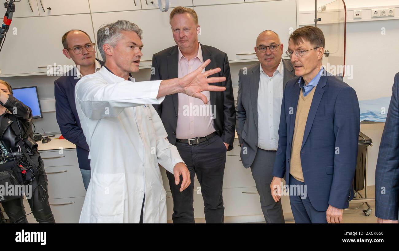 17.06.2024, Solingen, Klinikum, Gotenstrasse, Bundesgesundheitsminister Prof. Dr. Karl Lauterbach besucht das Klinikum und laesst sich die neue Stroke Unit, OP, Neuroradiologie und OP Bereiche zeigen / 17.06.2024, Solingen, Klinikum, Gotenstrasse, Bundesgesundheitsminister Prof. Dr. Karl Lauterbach besucht das Klinikum und laesst sich die neue Stroke Unit, OP, Neuroradiologie und OP Bereiche zeigen im Bild: Biplane Angiographieanlage: v.l. Janosch Dahmen bundespolitische Sprecher von Buendnis 90 Die Gruenen, Prof. Dr. Hannes Nordmeyer Chefarzt der Neuroradiologie, Prof. Dr. Martin Eversmeyer V Stock Photo