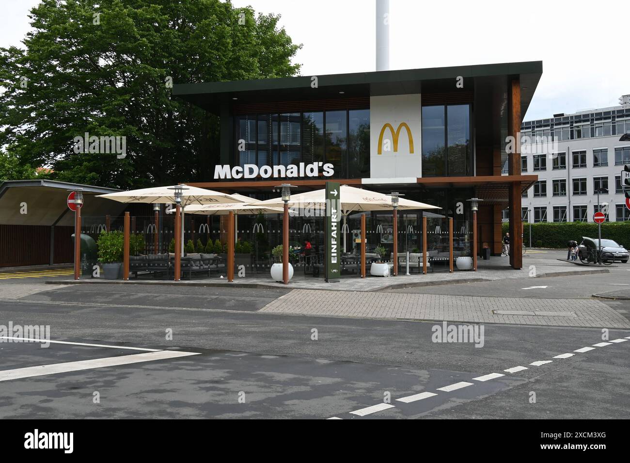 Eine Filiale von MCDonalds, Schnellrestaurant und der umsatzstärkste ...