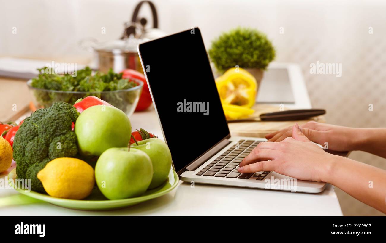 Female food blogger writing hi-res stock photography and images - Alamy
