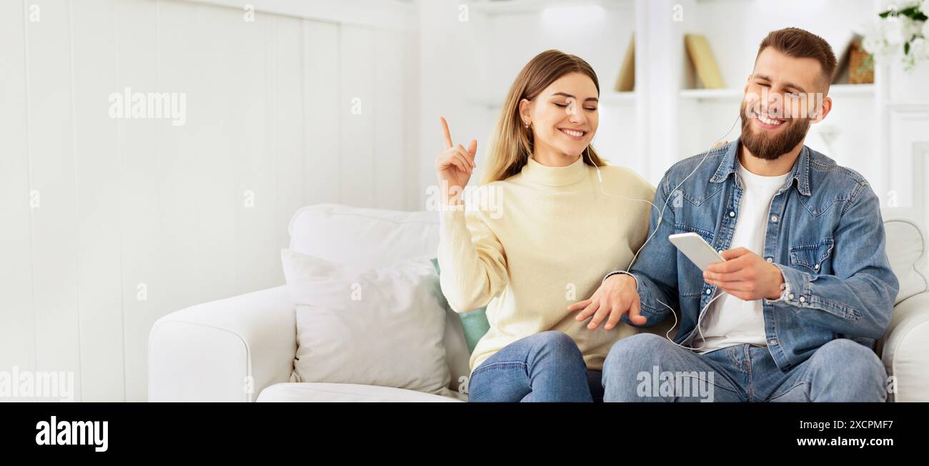 Seated woman pointing hi-res stock photography and images - Alamy