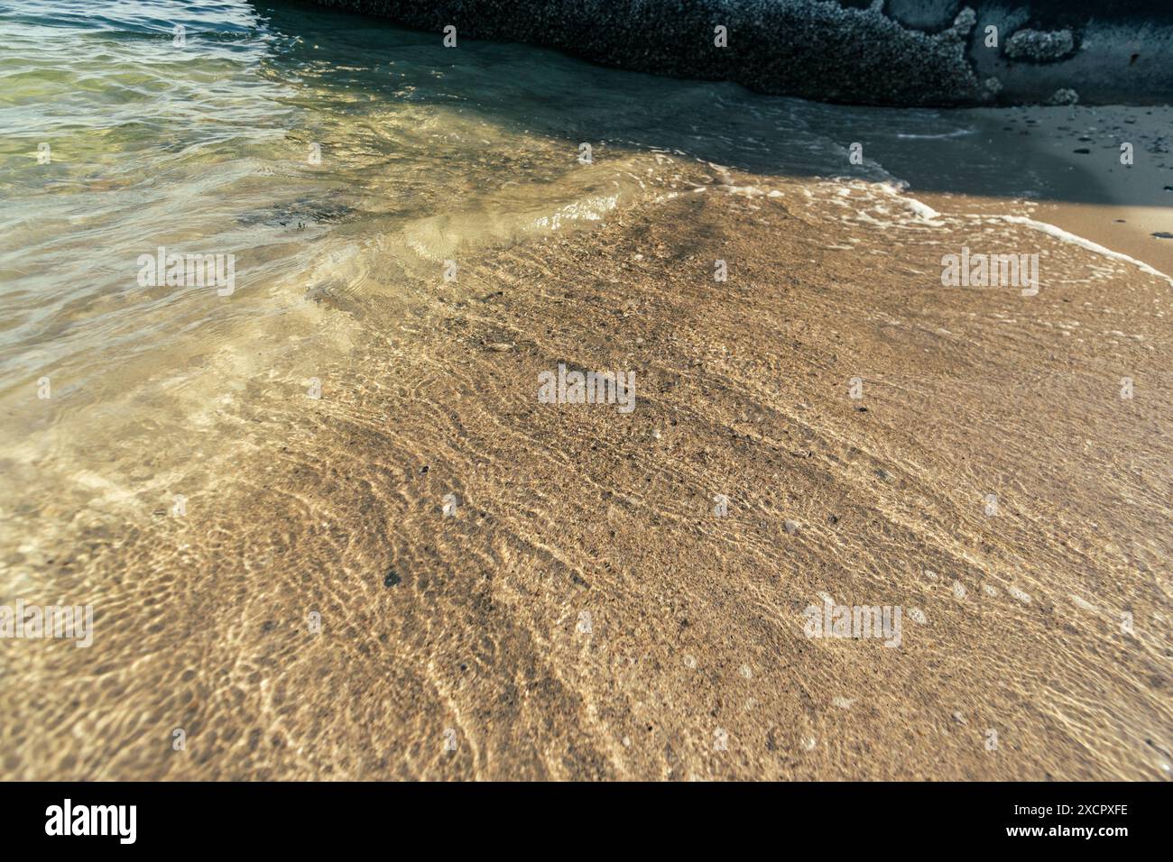 Foamy sea waves washing white hi-res stock photography and images - Alamy
