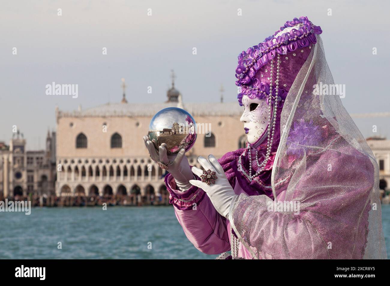 Tourist in italian festival hi-res stock photography and images - Page 3 -  Alamy, image size:1300x956