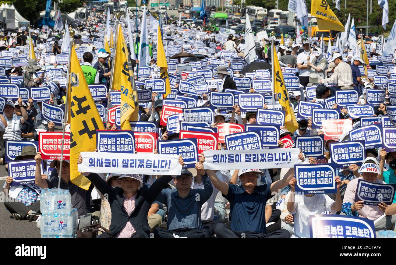 Seoul, South Korea. 18th June, 2024. About tens of thousands South Korean doctors participate in a rally against the government's medical policy at Yeouido Park in Seoul, South Korea on June 18, 2024. The Korean Medical Association (KMA) launched a one-day walkout involving medical professors at the 'Big 5' hospitals in Seoul, as well as community doctors. The walkout is in support of trainee doctors who have remained off the job since February, in protest of the government's medical school enrollment hike plan. (Photo by Lee Young-ho/Sipa USA) Credit: Sipa USA/Alamy Live News Stock Photo