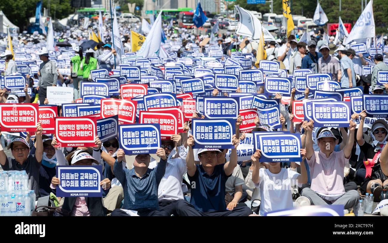 Seoul, South Korea. 18th June, 2024. About tens of thousands South Korean doctors participate in a rally against the government's medical policy at Yeouido Park in Seoul, South Korea on June 18, 2024. The Korean Medical Association (KMA) launched a one-day walkout involving medical professors at the 'Big 5' hospitals in Seoul, as well as community doctors. The walkout is in support of trainee doctors who have remained off the job since February, in protest of the government's medical school enrollment hike plan. (Photo by Lee Young-ho/Sipa USA) Credit: Sipa USA/Alamy Live News Stock Photo