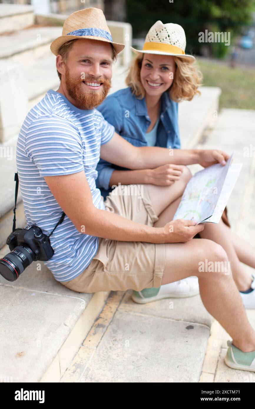Couple viewing map hi-res stock photography and images - Alamy