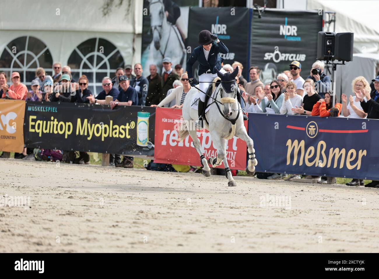 Lara de LiedekerkeMeier of Belgium with Hooney D