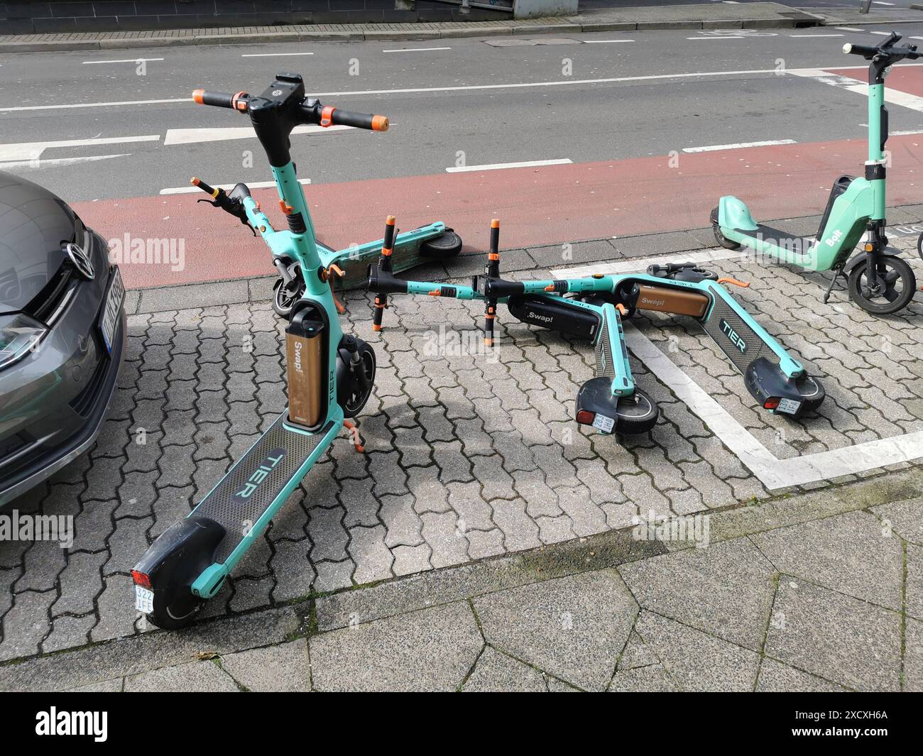 Elektroscooter, Elektroroller liegen kreuz und quer an einer Rückgabestelle, auf der Straße, hier in Düsseldorf, Deutschland Stock Photo