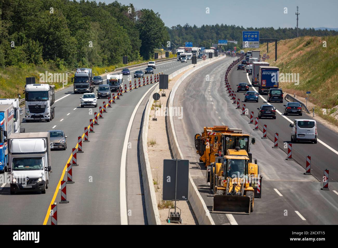 Bilderserie 18.06.2024 Fahrbahnverengungen im Zuge des sechstreifigen Ausbaus der BAB 3 zwischen Würzburg und Nürnberg Verlegung der Fahrstreifen, Verengungen in bestimmten Bauabschnitten BAB 3 bei Wachenroth Bayern Deutschland *** Photo series 18 06 2024 Lane narrowing in the course of the six-lane widening of the BAB 3 between Würzburg and Nuremberg Relocation of lanes, narrowing in certain construction sections BAB 3 near Wachenroth Bavaria Germany Stock Photo