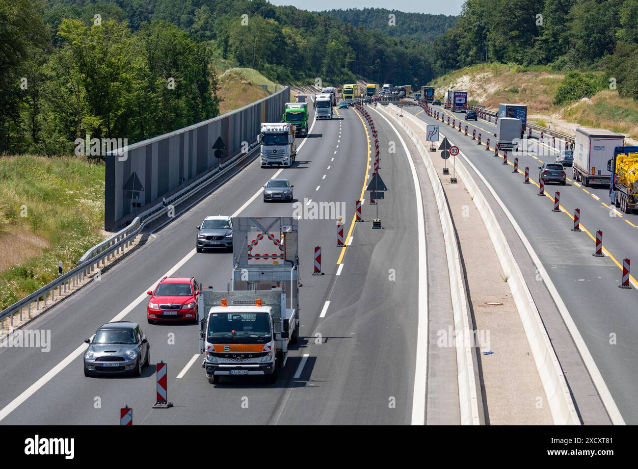 Bilderserie 18.06.2024 Fahrbahnverengungen im Zuge des sechstreifigen Ausbaus der BAB 3 zwischen Würzburg und Nürnberg Verlegung der Fahrstreifen, Verengungen in bestimmten Bauabschnitten BAB 3 bei Wachenroth Bayern Deutschland *** Photo series 18 06 2024 Lane narrowing in the course of the six-lane widening of the BAB 3 between Würzburg and Nuremberg Relocation of lanes, narrowing in certain construction sections BAB 3 near Wachenroth Bavaria Germany Stock Photo