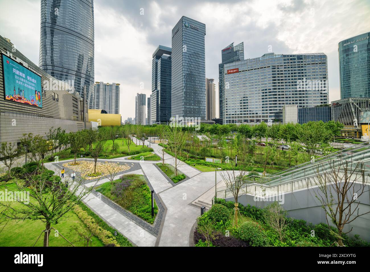 Green world and city skyline hi-res stock photography and images - Alamy