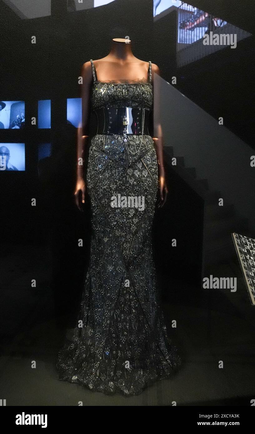 Naomi campbell dolce and gabbana hot sale