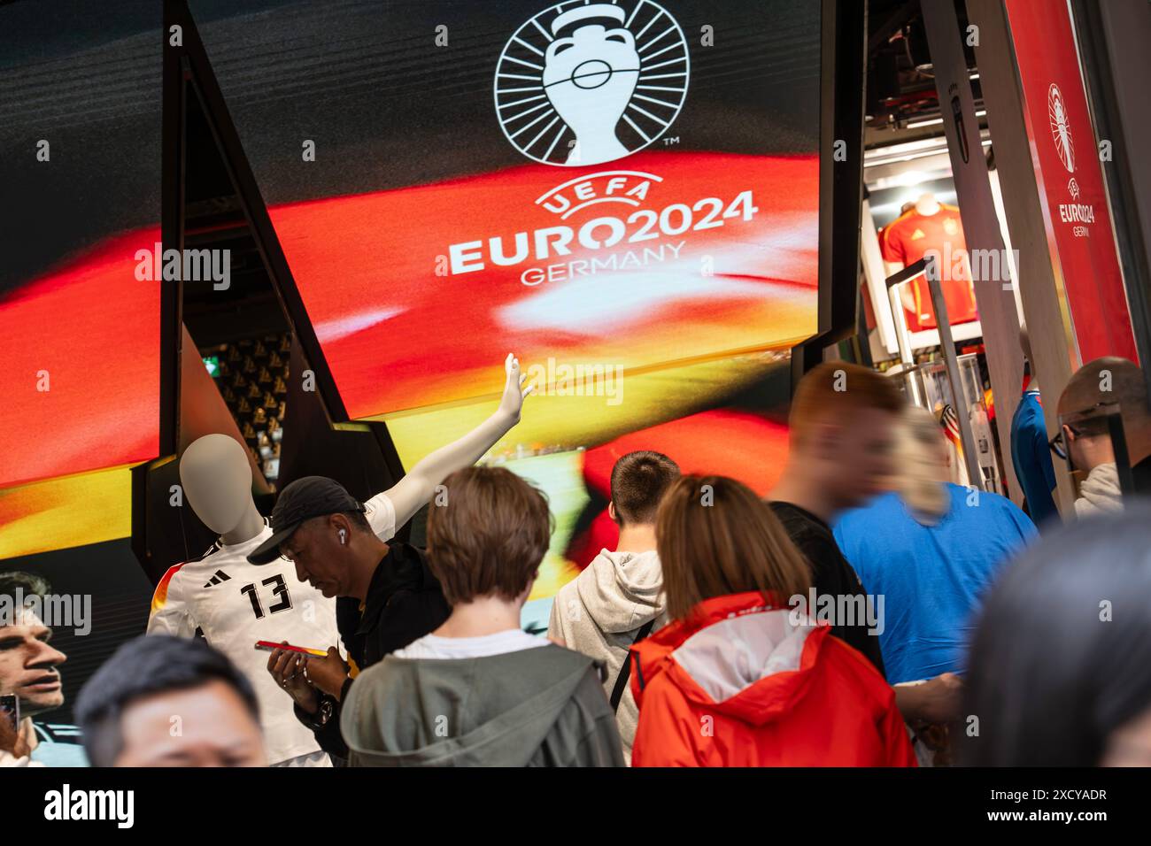 Fanartikel zur FußballEM im FCBayernStore, München, Juni 2024