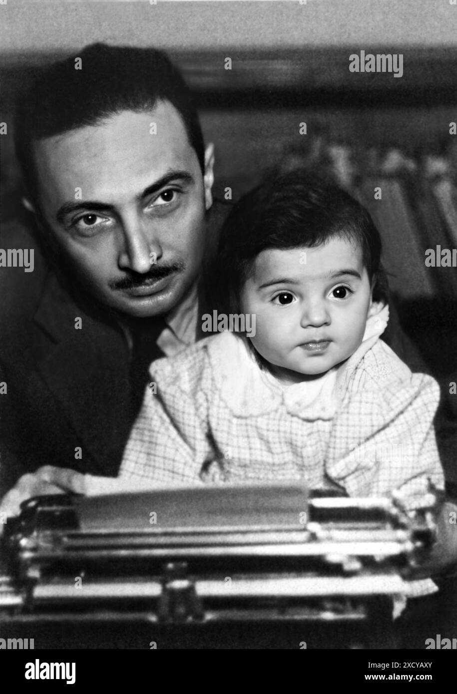 1948 , Rome ,  ITALY : The italian writer and dramatist VITALIANO BRANCATI ( 1907 - 1954 ) with his daughter ANTONIA BRANCATI , future writer and screenwriter , born from marriage with the celebrated italian actress ANNA PROCLEMER ( 1923 - 2013 ). Unknown photographer .  - SCRITTORE - LETTERATURA - LITERATURE - letterato - DRAMMATURGO - COMMEDIOGRAFO - TEATRO - THEATRE - ritratto - portrait - ITALIA - FOTO STORICHE - HISTORY  - TEATRO - THEATRE - CINEMA - MOVIE - padre e figlia - father - baffi - moustache - bambina - child - bambino - bambini - children - childhood - infanzia - sceneggiatrice Stock Photo