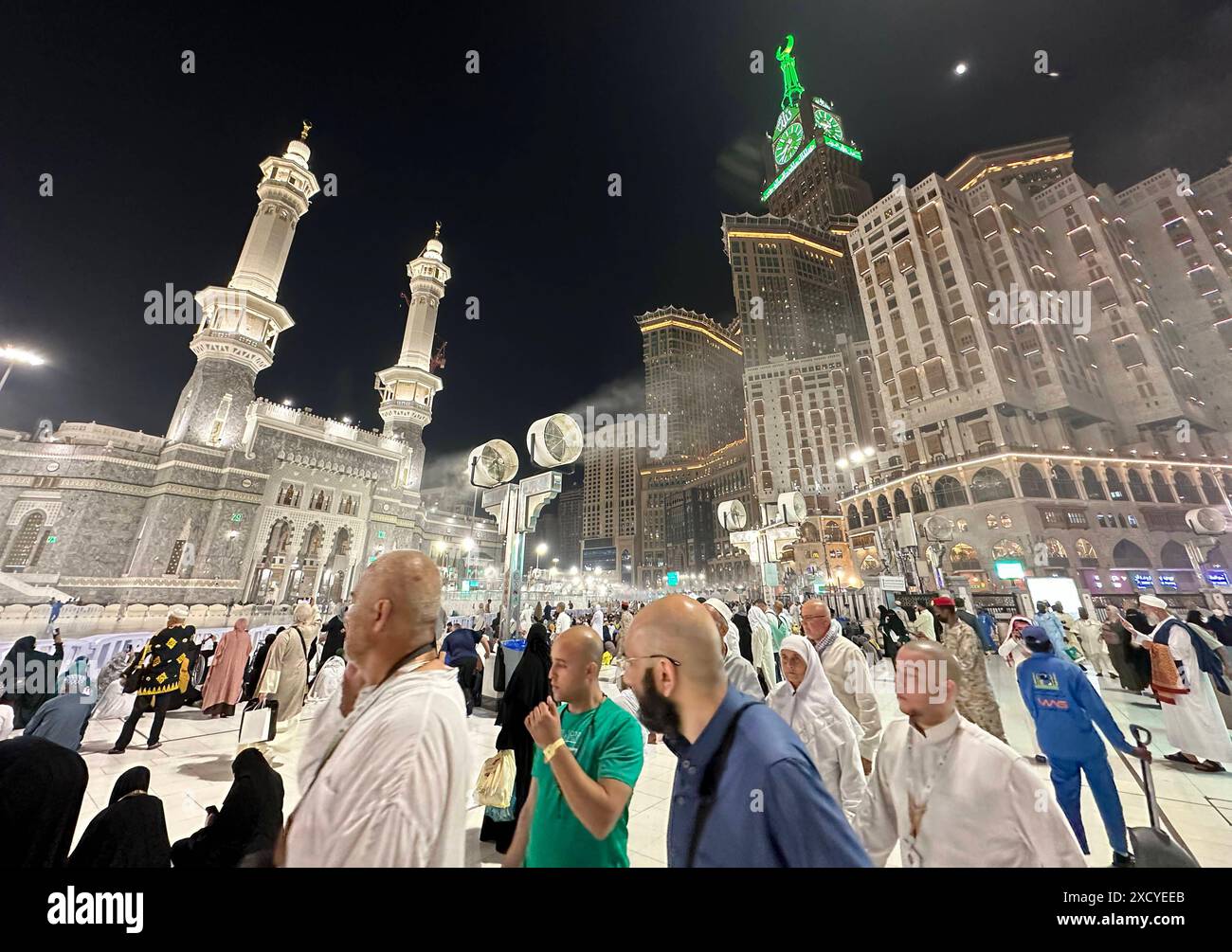 Muslim pilgrims gather to perform the farewell circumambulation or ...