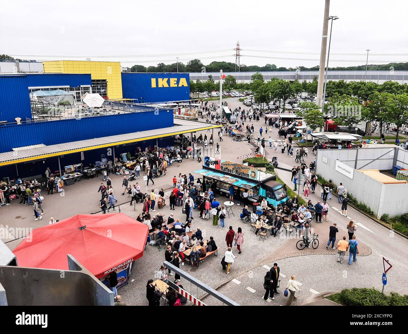  Riesiger Trödel und Flohmarkt auf dem Parkplatz vom Ikea Markt *** Huge Bildidee 