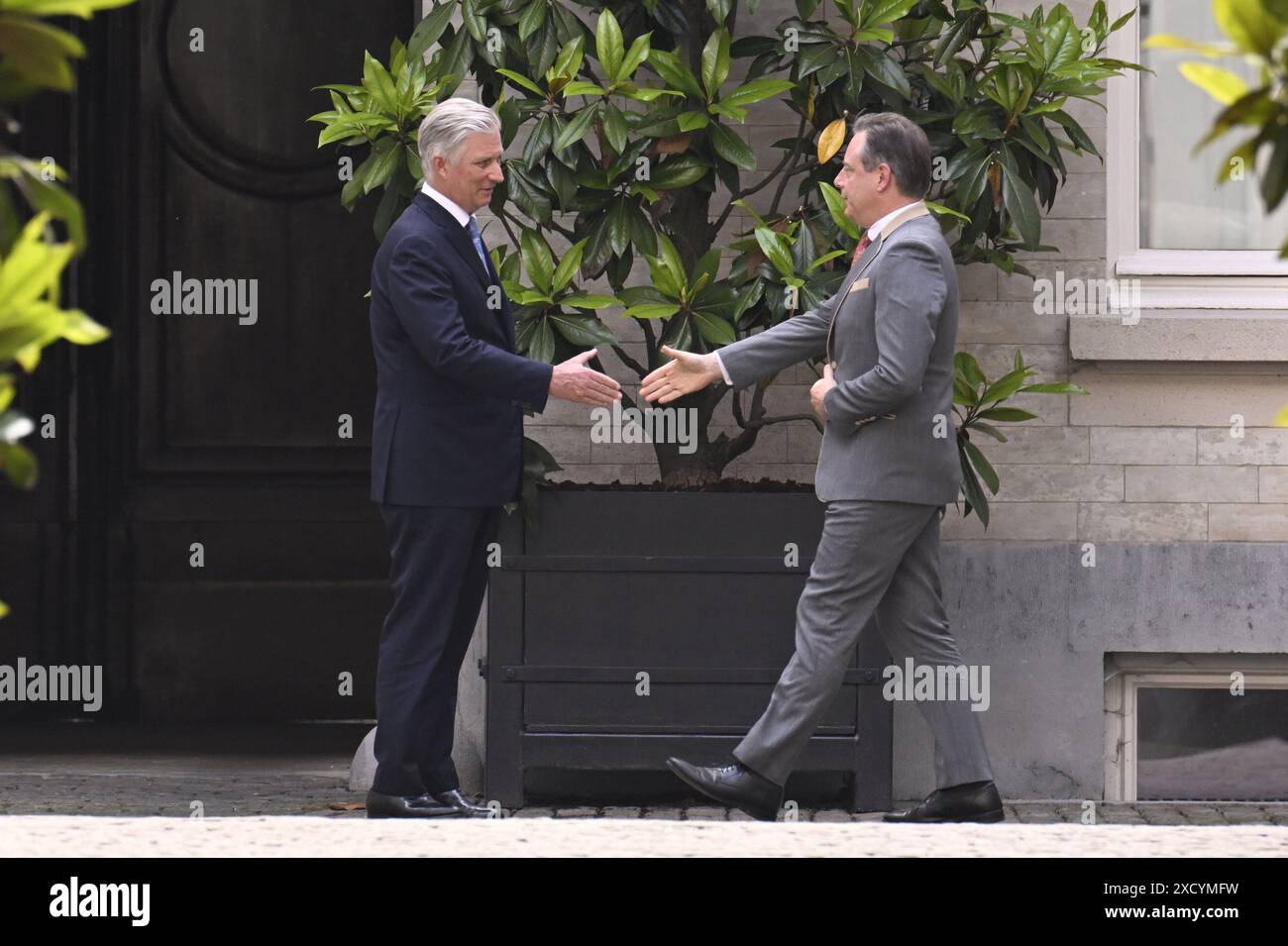 Brussels, Belgium. 19th June, 2024. N-VA chairman Bart De Wever (R) arrives for a meeting with King Philippe - Filip of Belgium, Wednesday 19 June 2024 in Brussels, to discuss the first report of the first informator De Wever, one week after he was appointed by the King, following June 9th regional, federal and European elections. BELGA PHOTO LAURIE DIEFFEMBACQ Credit: Belga News Agency/Alamy Live News Stock Photo