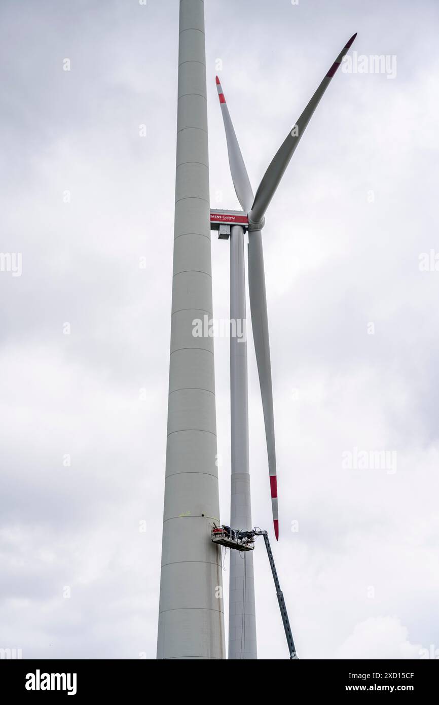 Preparation for the demolition of the tower of a 20 year old wind ...