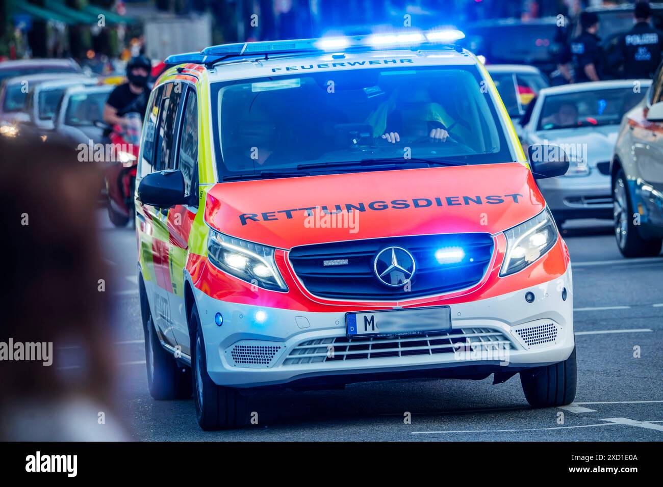 Rettungsdienst mit Blaulicht im Einsatz auf der Leopoldstraße, München