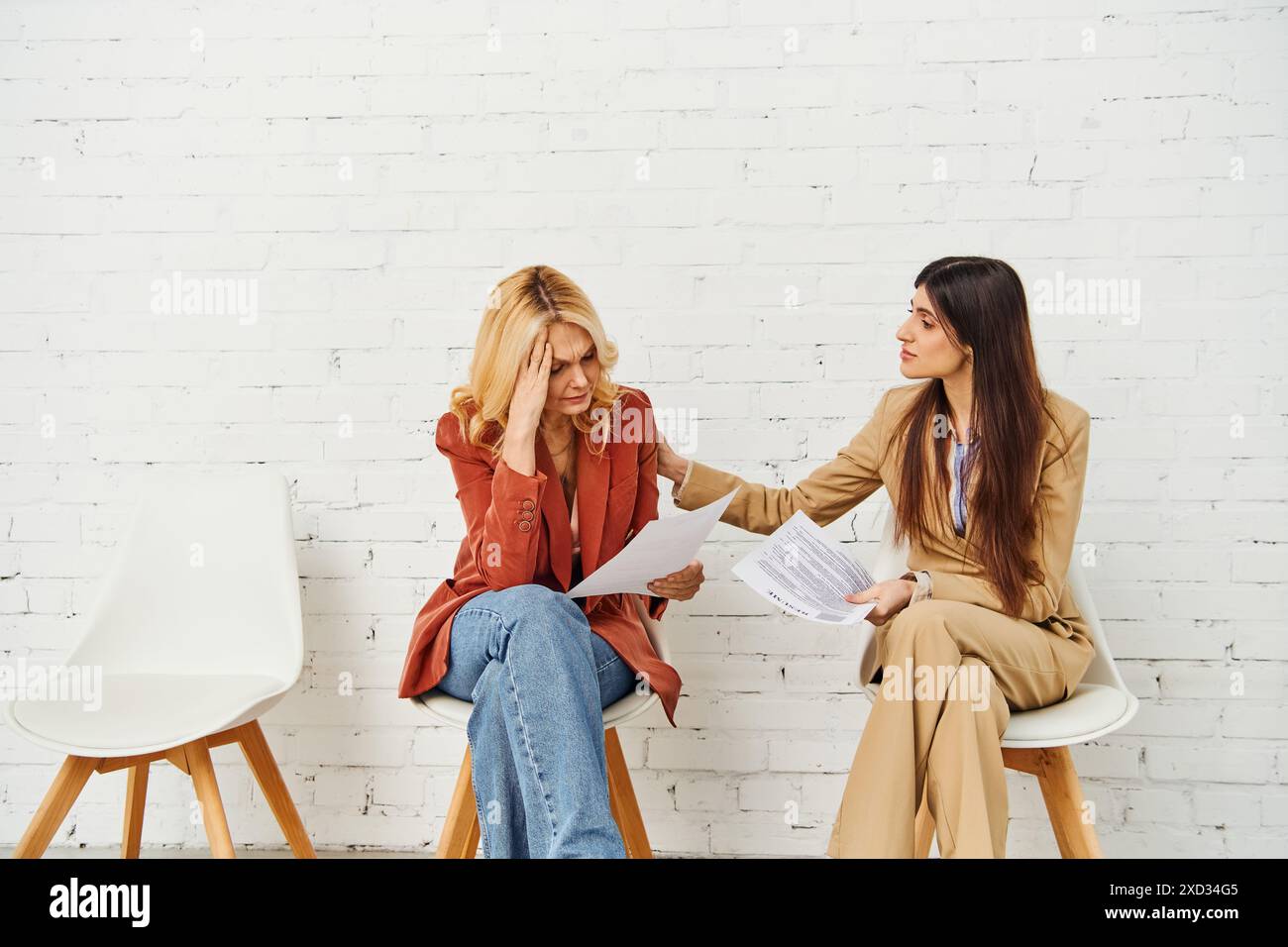 Women body language hi-res stock photography and images - Alamy