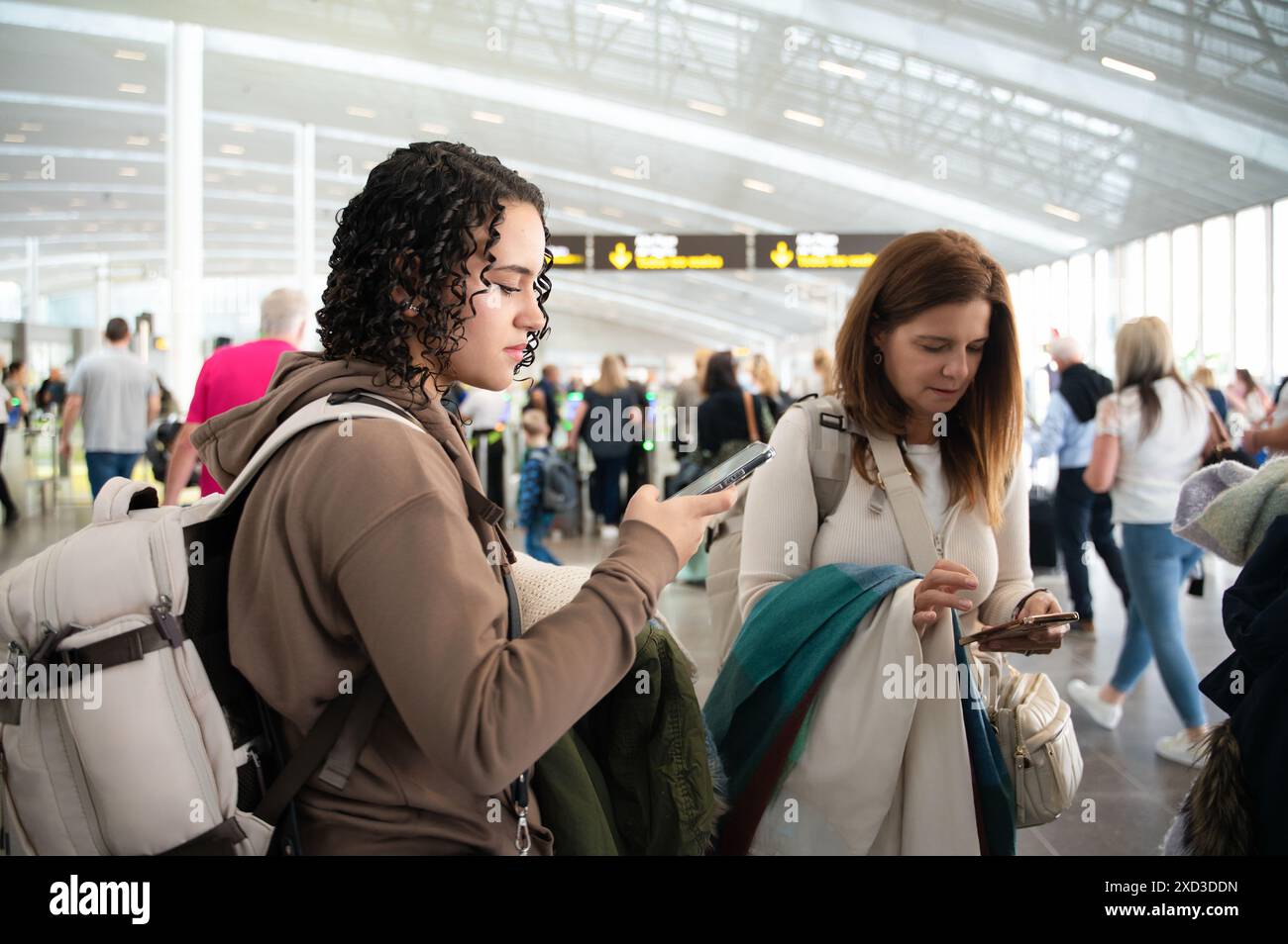 Crowd holding mobile phones hi-res stock photography and images - Alamy
