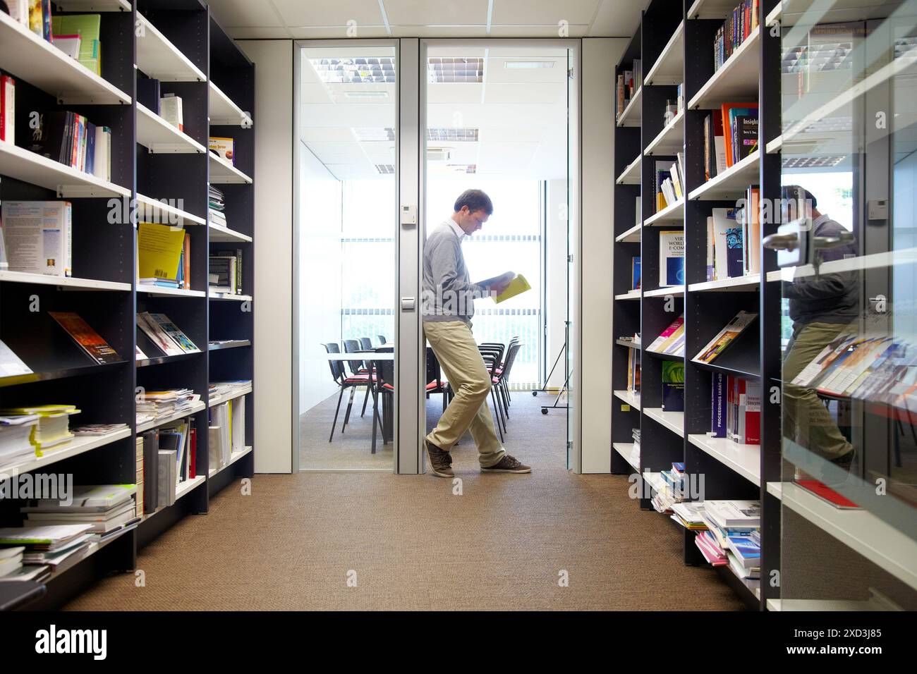Scientific libraries hi-res stock photography and images - Alamy