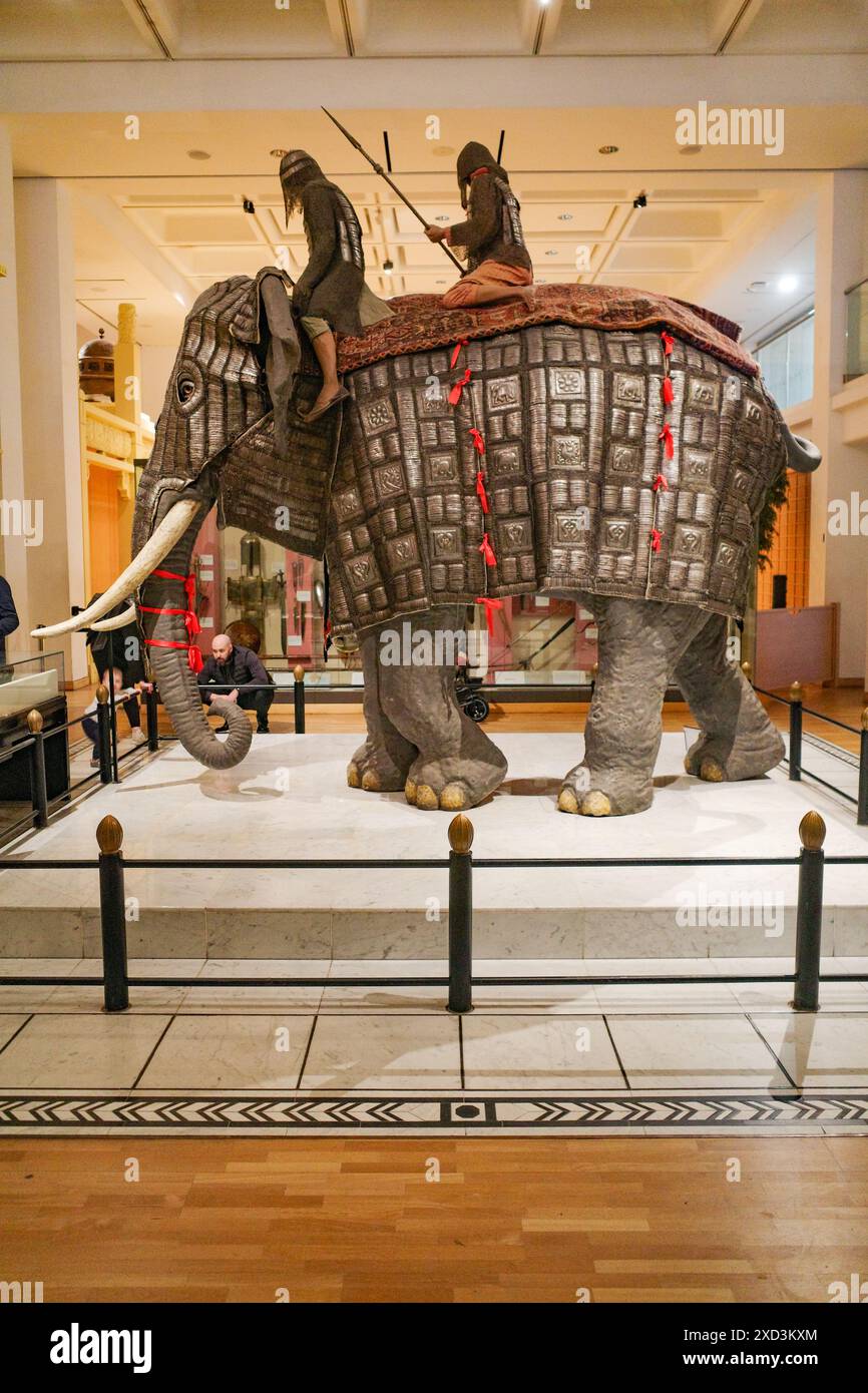 Leeds UK 24 Feb 2024 Oriental Armour Display In The War Gallery leeds-uk-24-feb-2024-oriental-armour-display-in-the-war-gallery