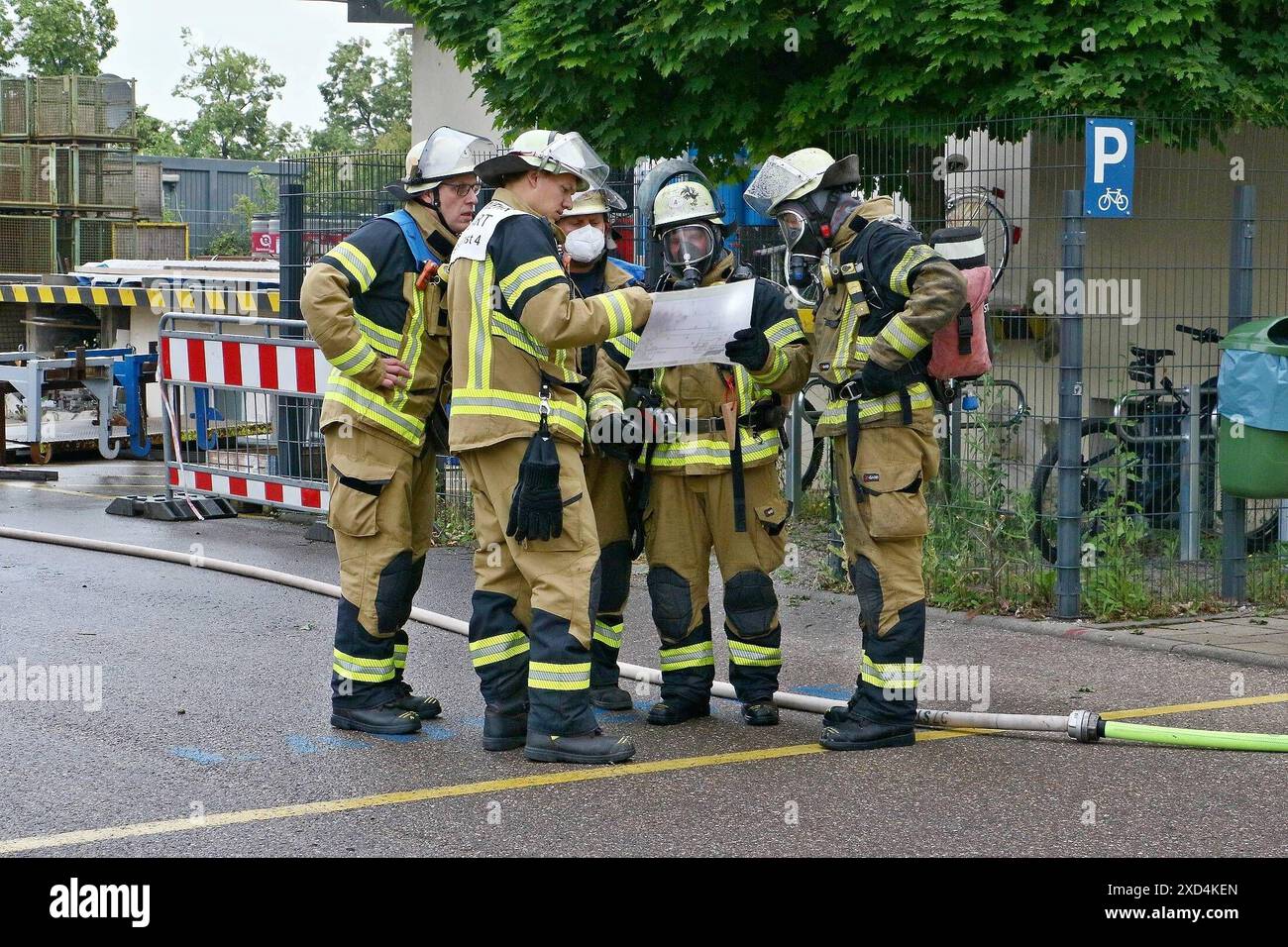 ***BILDER - & INFOUPDATE Pressemitteilungen von Polizei & Feuerwehr*** Massive Rauchentwicklung durch Brand in Lagerhalle 20.06.2024: Pressemitteilung des Polizeipräsidiums Stuttgart: Polizeipräsidium Stuttgart POL-S: Elektroschrott setzt Lagerhalle in Brand Stuttgart-Zuffenhausen ots Bei einem Brand in einer Lagerhalle an der Gottfried-Keller-Straße ist am Donnerstagmorgen 20.06.2024 ein Schaden von mehreren Hunderttausend Euro entstanden. Ersten Ermittlungen zufolge lieferte ein Lastwagen gegen 08.30 Uhr Elektroschrott an und lud ihn in der Halle ab. Arbeiter bemerkten, dass im Schrotthaufen Stock Photo