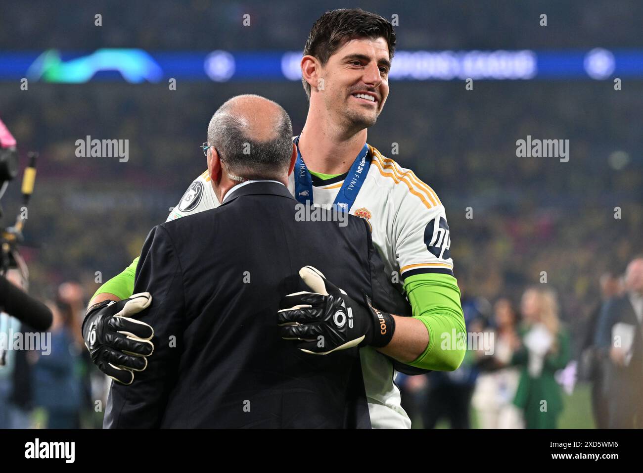 players of Real Madrid with goalkeeper Thibaut Courtois (1) of Real ...