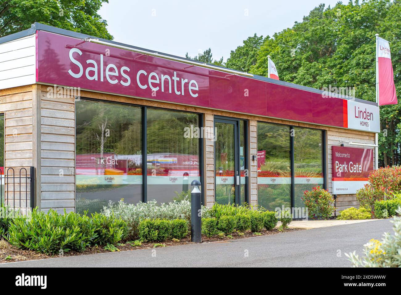 Linden Homes sales centre sign and office building Stock Photo Alamy