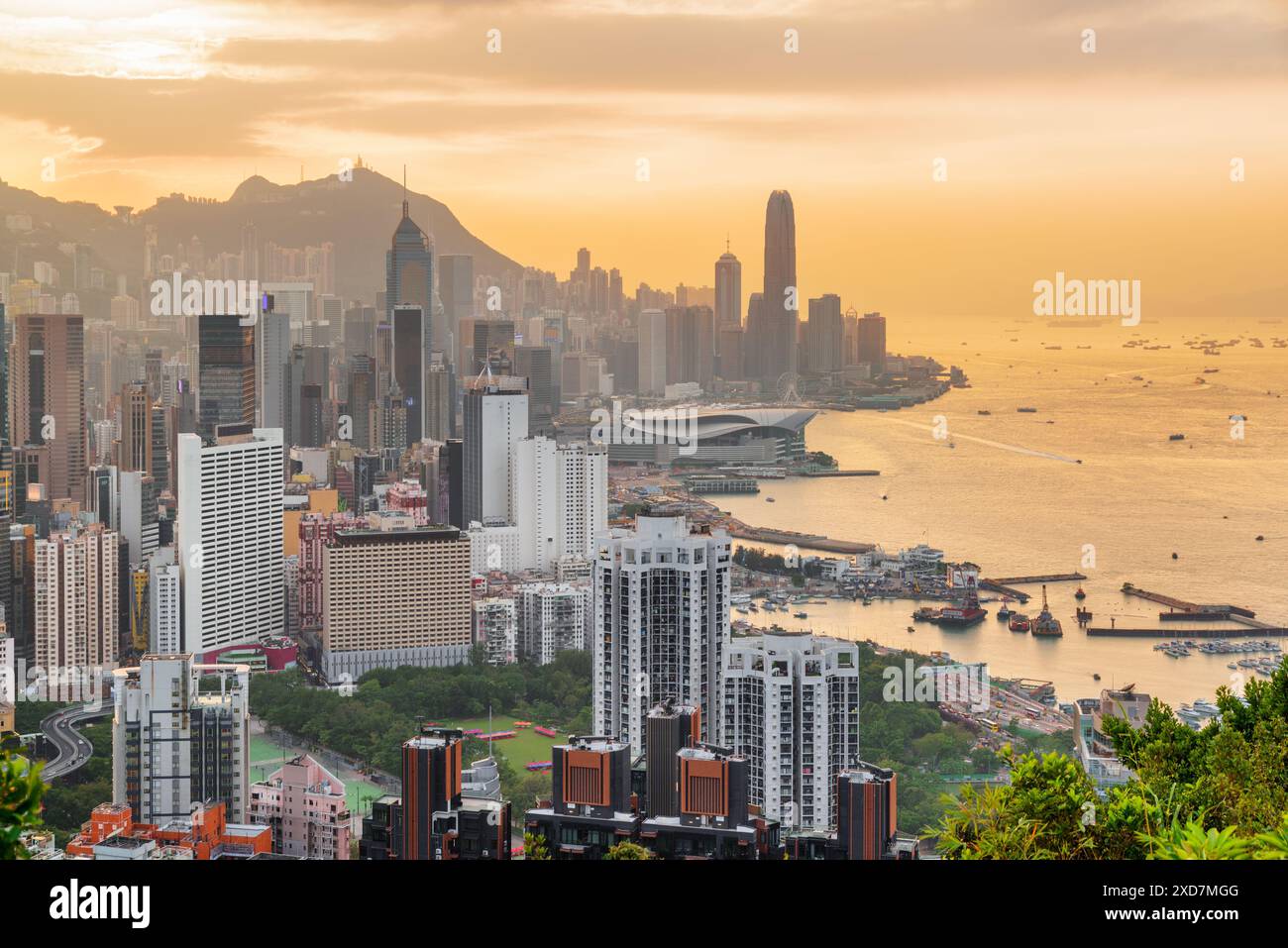 Amazing view of the Hong Kong Island and Victoria harbor at sunset ...