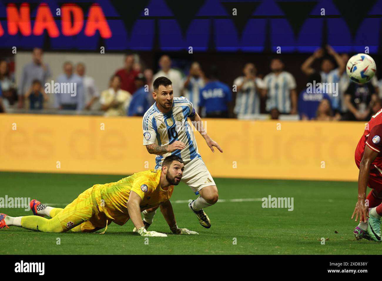 Argentina's forward Lionel Messi (C) and Canada’s goalkeeper Maxime