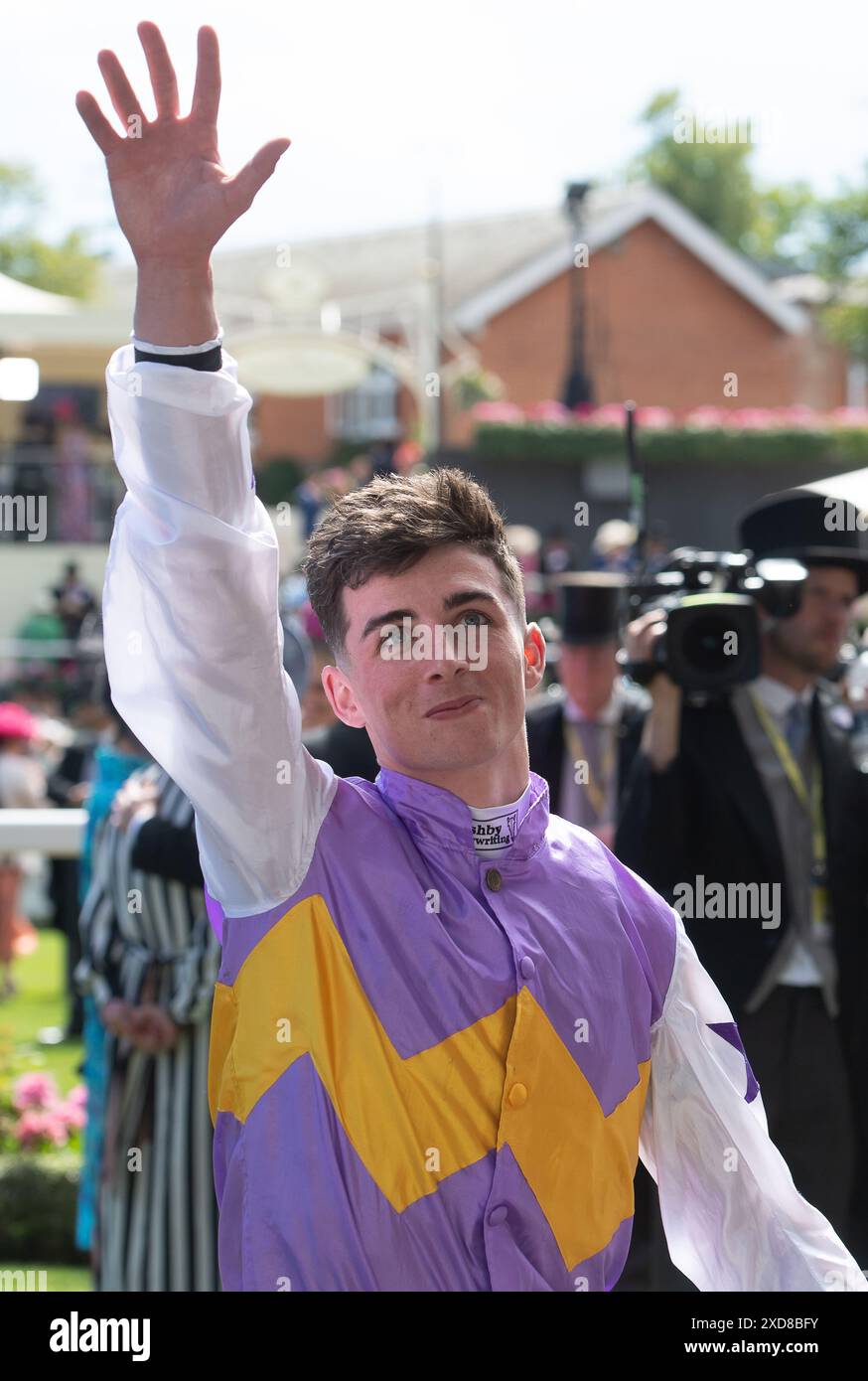 Sarah Beeny makes the Winners Presentation for the King George V Stakes ...