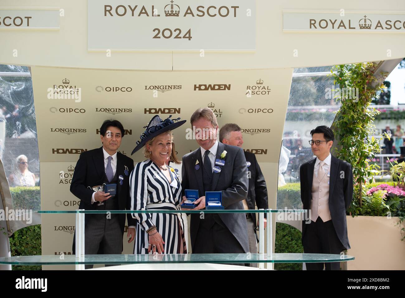 Sarah Beeny makes the Winners Presentation for the King George V Stakes ...