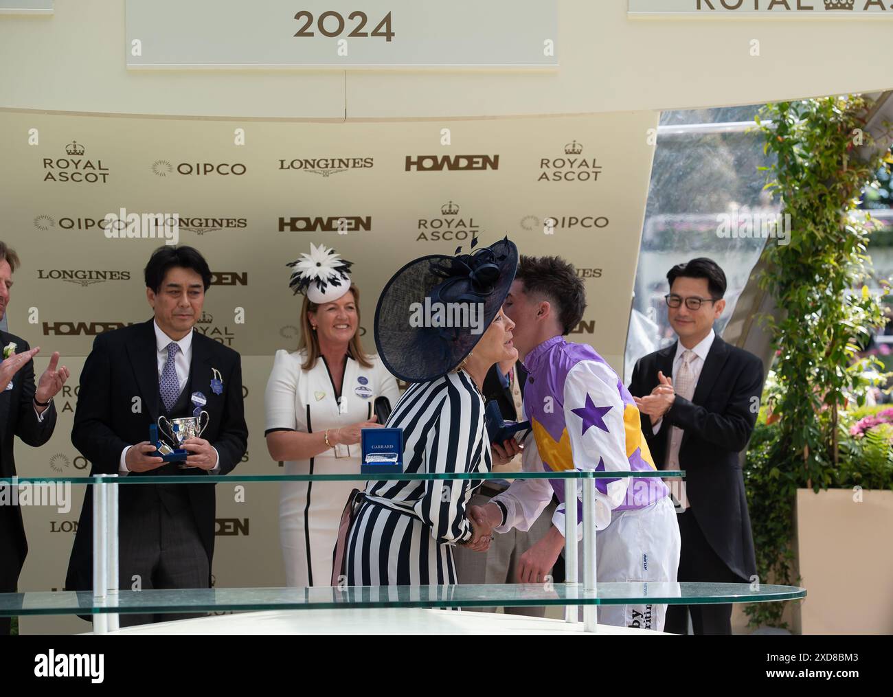 Sarah Beeny makes the Winners Presentation for the King George V Stakes ...