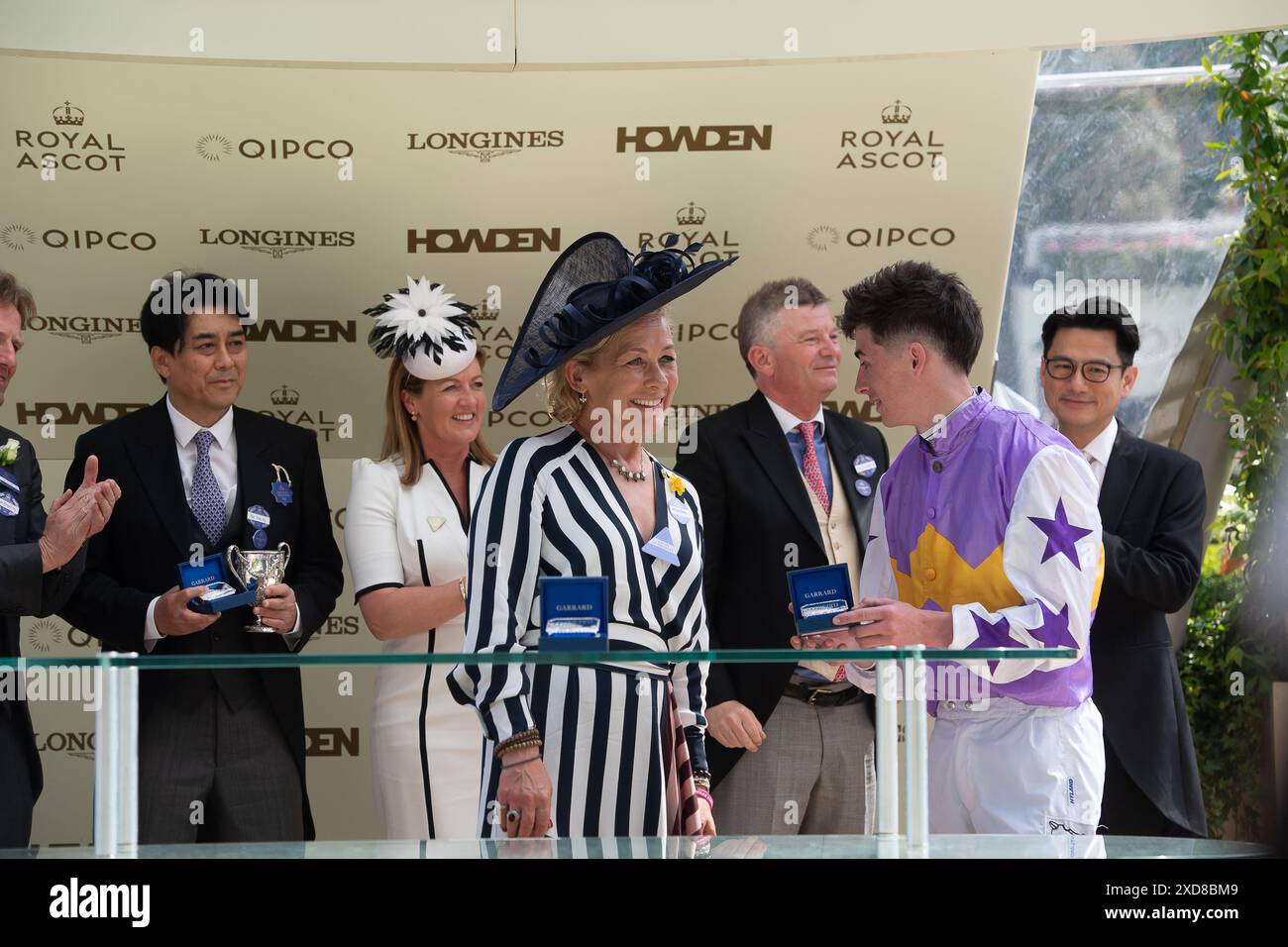 Sarah Beeny makes the Winners Presentation for the King George V Stakes ...