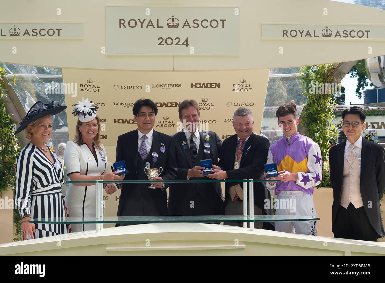 Sarah Beeny makes the Winners Presentation for the King George V Stakes ...
