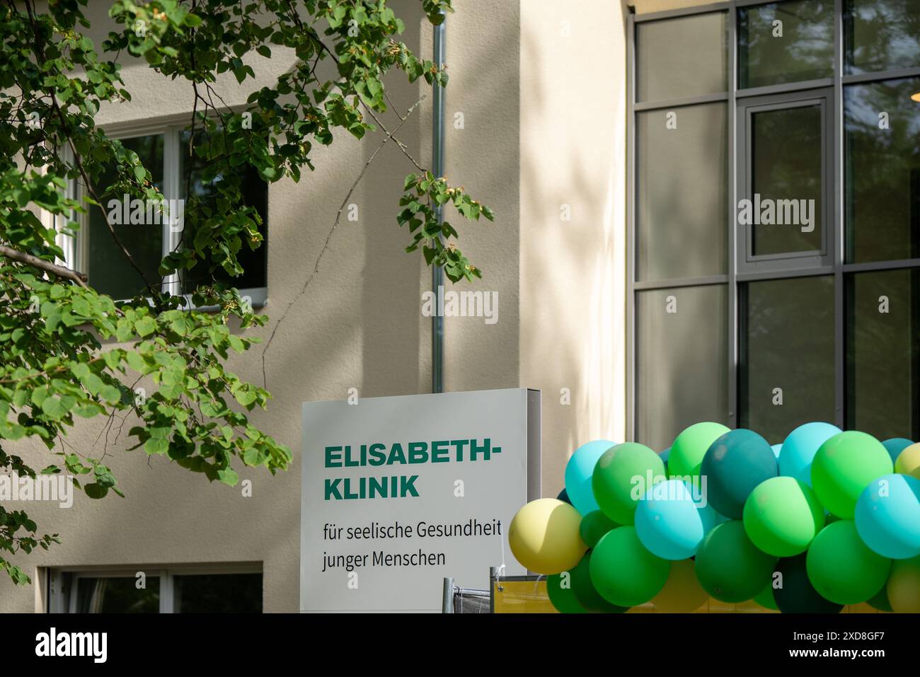 PRODUCTION - 20 June 2024, Berlin: A sign and balloons at the entrance to the Elisabeth Clinic for Child and Adolescent Mental Health (SGKJ), taken during the opening of the facility. Photo: Soeren Stache/dpa Stock Photo