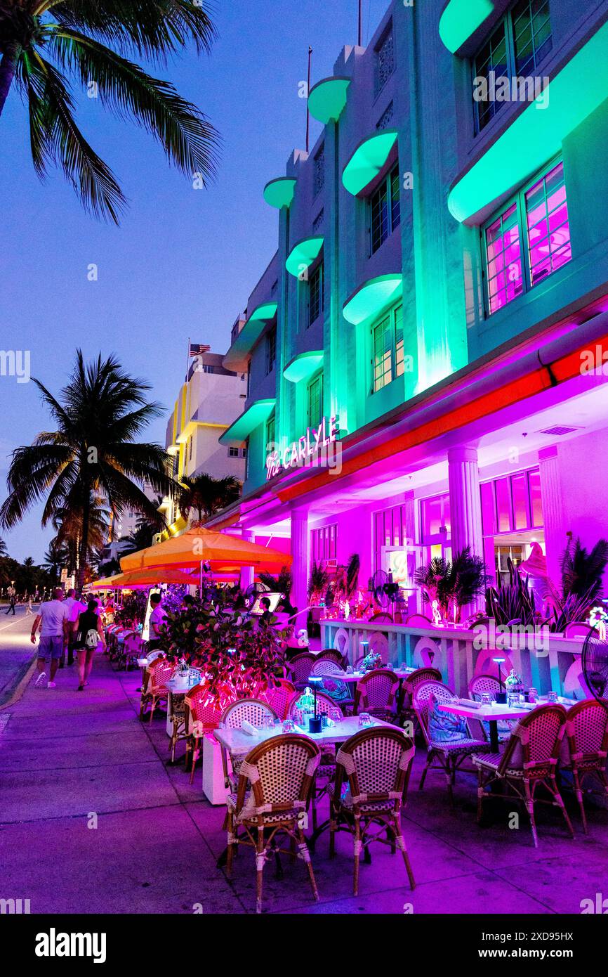 Al fresco dining at Carlyle Cafe restaurant, The Carlyle Hotel along Ocean Drive at night, Miami Beach, Florida, USA Stock Photo